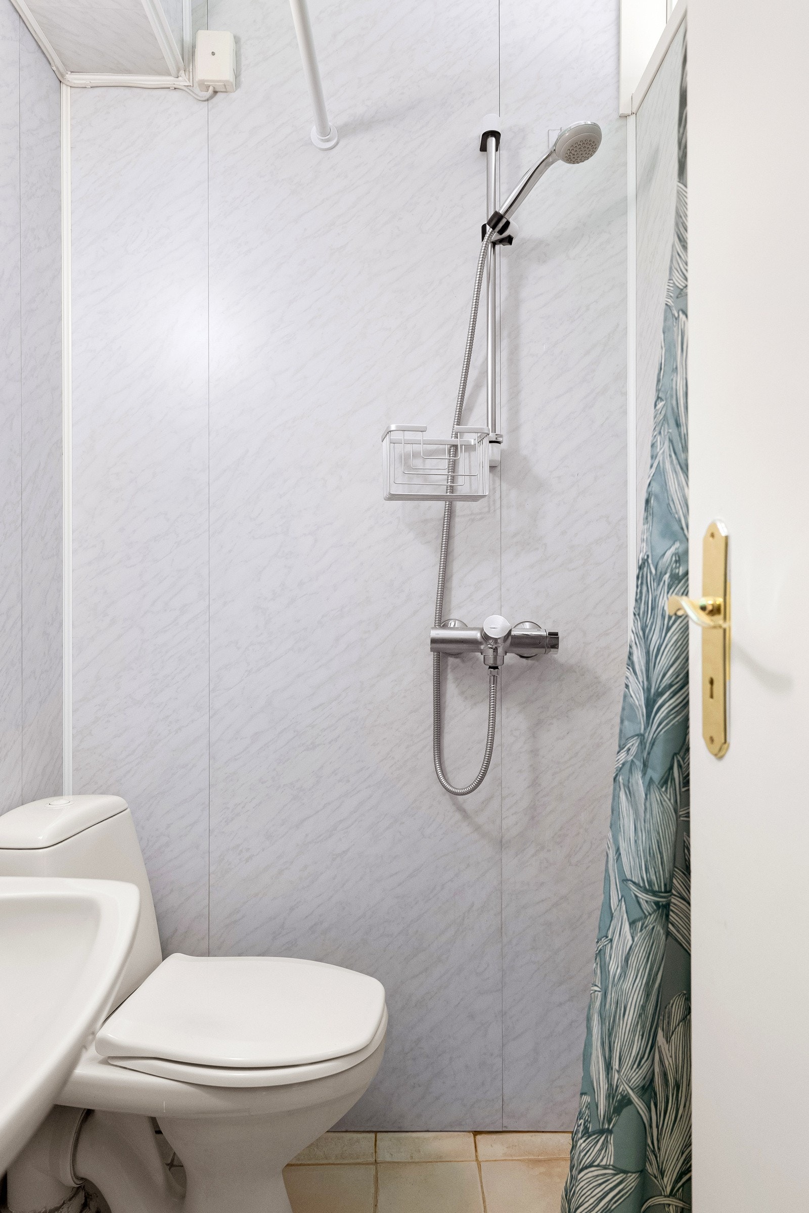 Bad med servant, toalett og dusj. Galleribilde