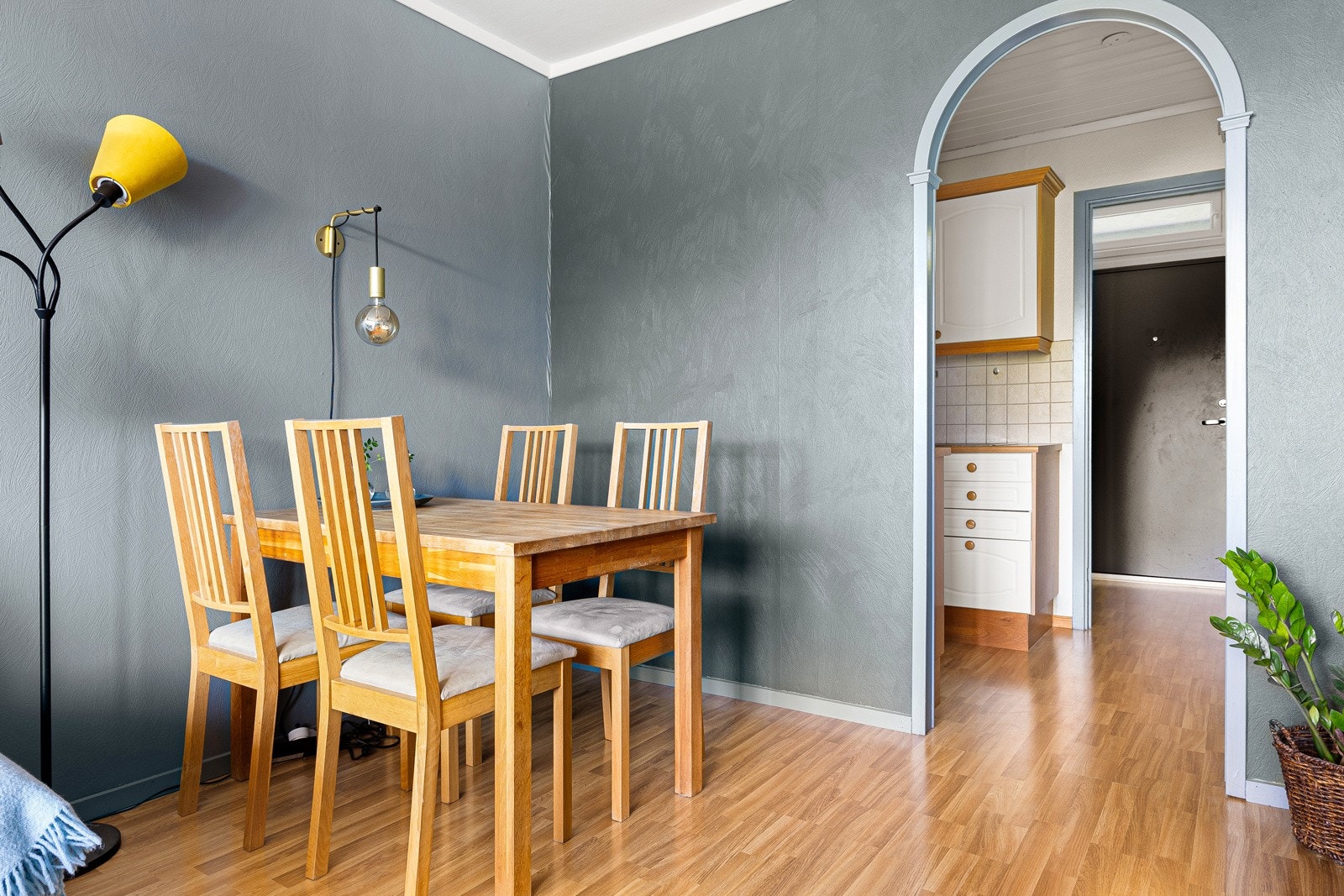 Vegg i vegg med stuen ligger kjøkkenet. Galleribilde