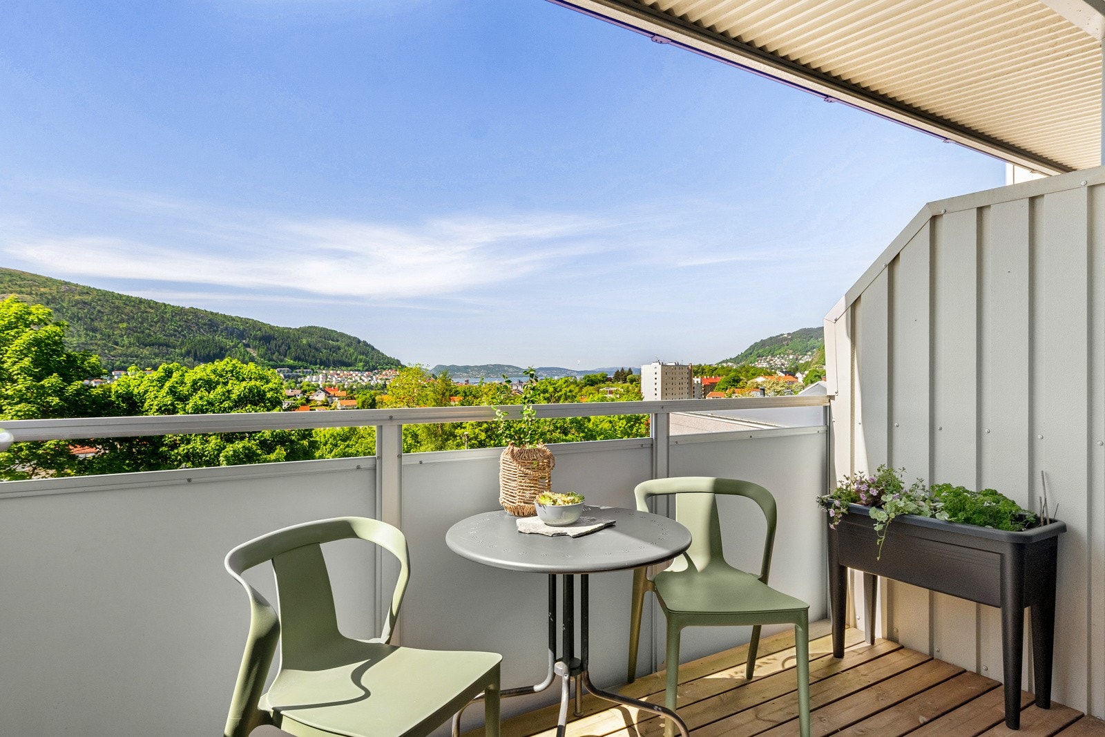 Herlig altan på 8 kvm med sol til ca. 22:00 midtsommers. Galleribilde