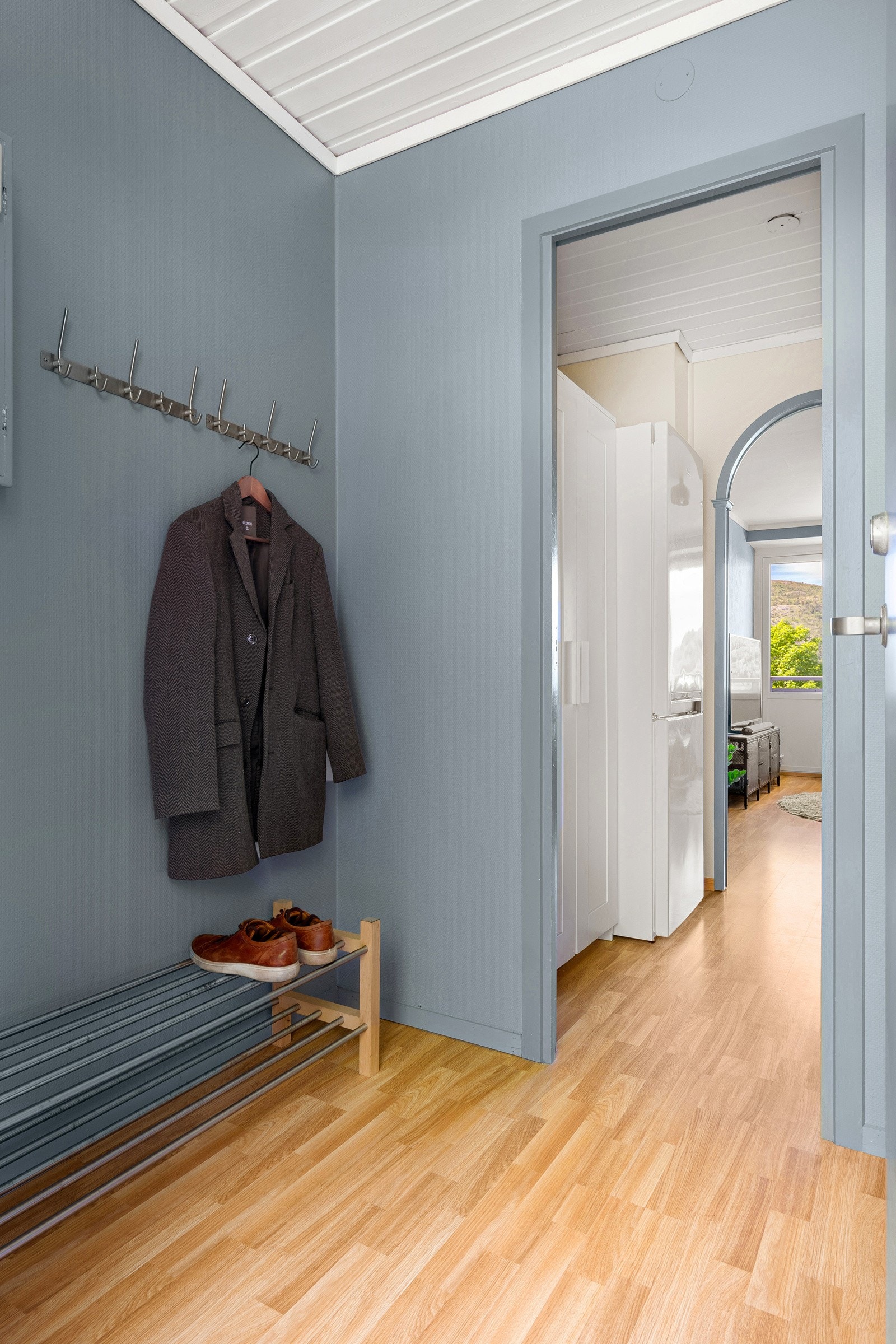 I entreen er det plass til vegghengt klesoppbevaring. Galleribilde