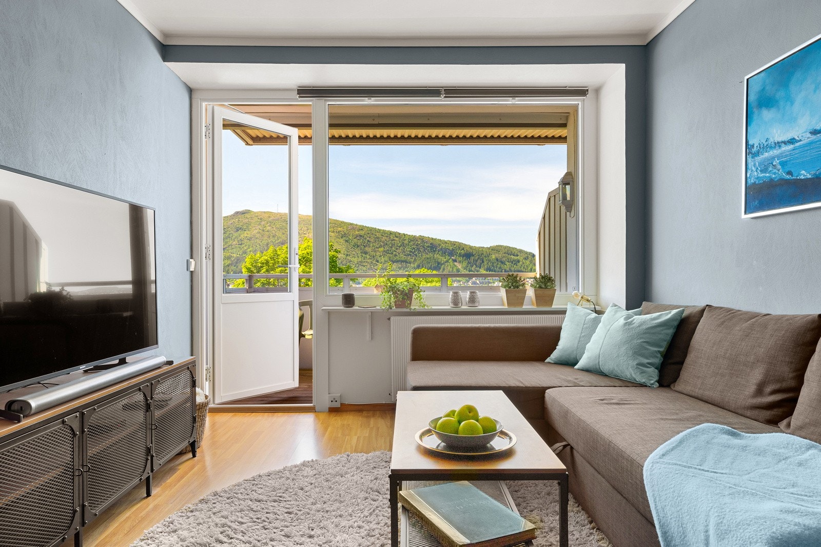 Fra stuen er det terrassedør ut på altanen. Galleribilde