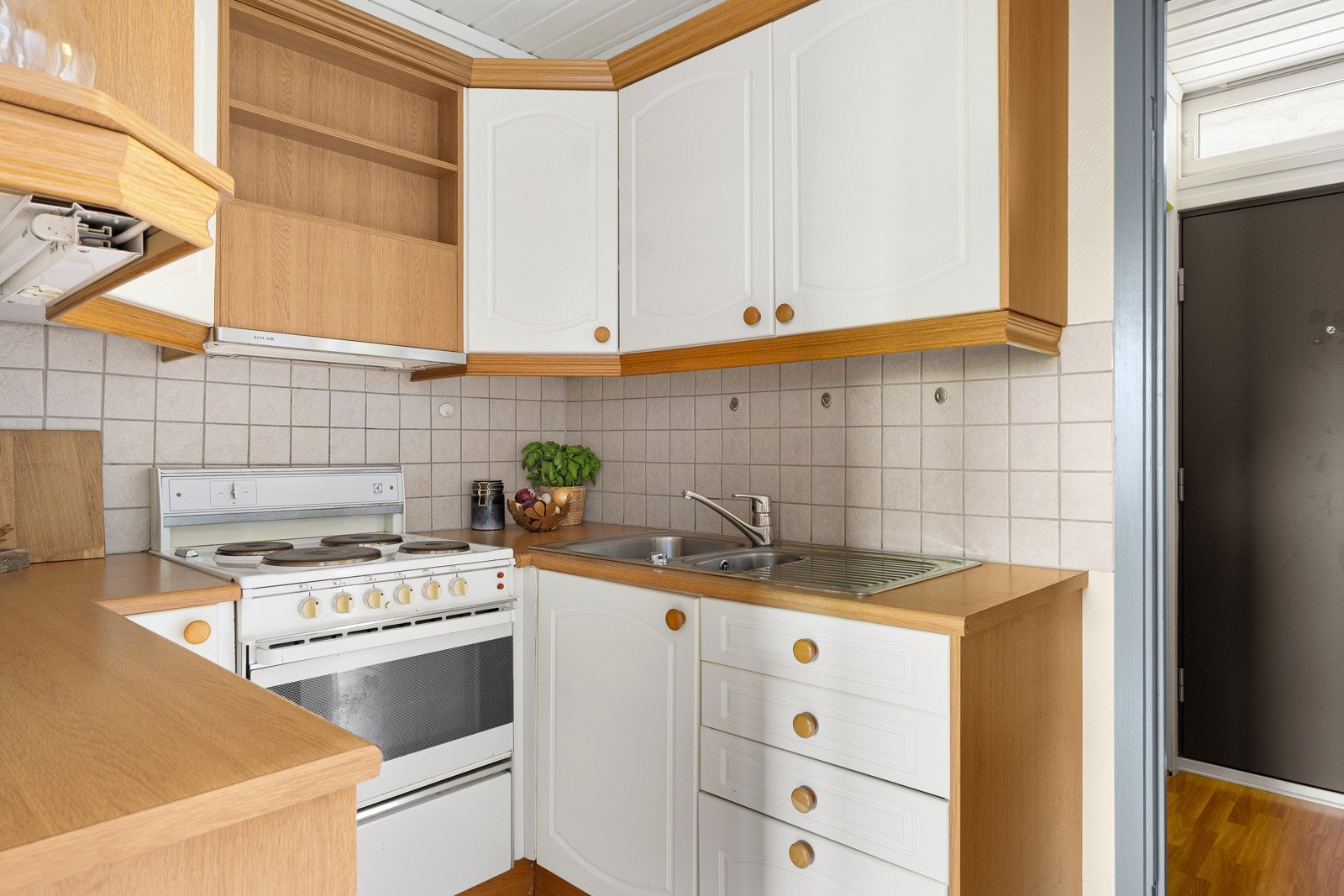 Kjøkkenet fremstår velholdt og med god skapplass. Galleribilde