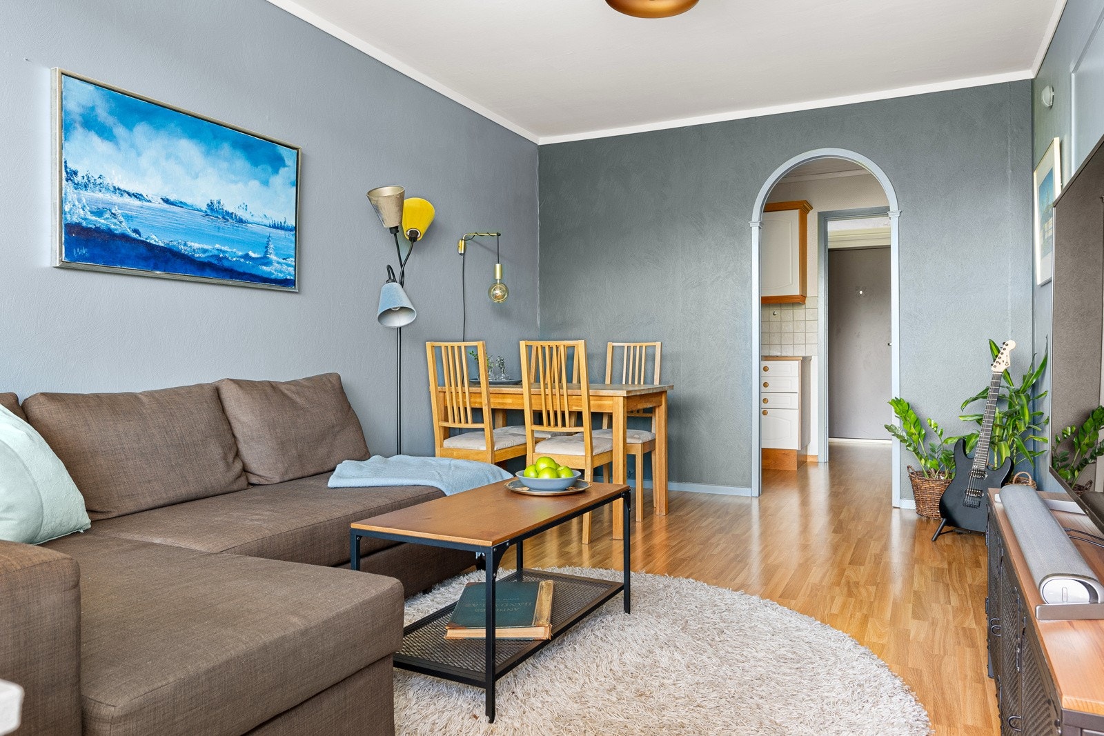 I stuen er det plass til både sofa og spisebord. Galleribilde