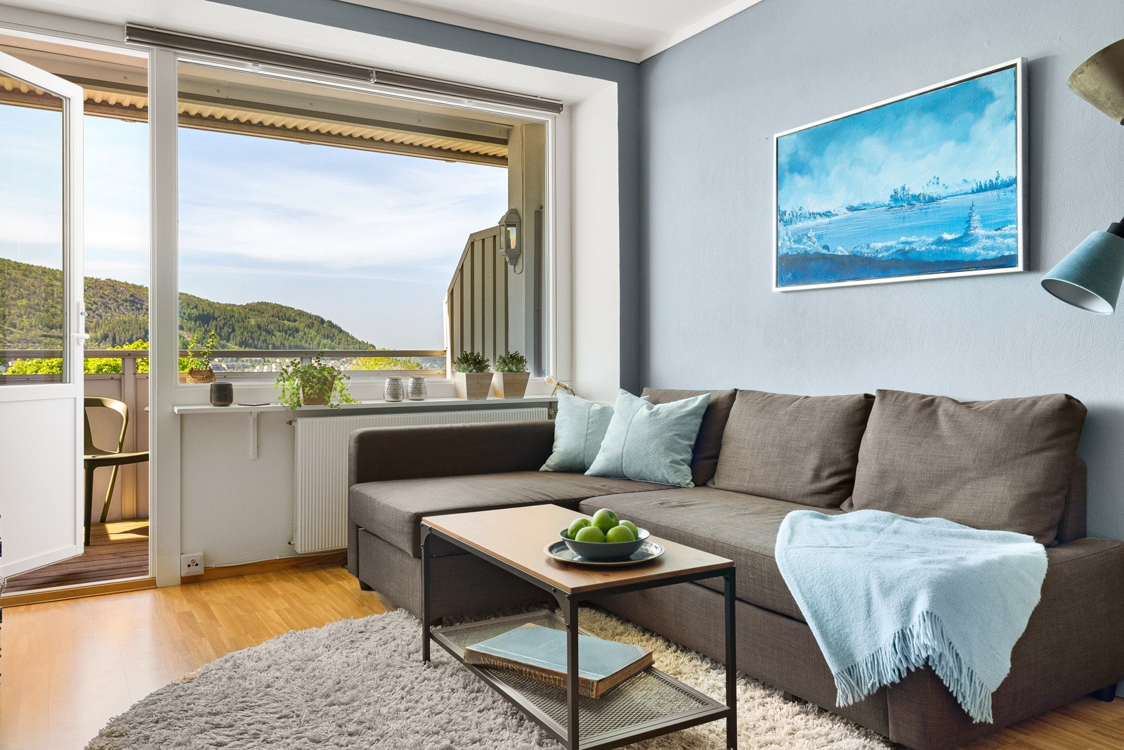 Leiligheten har store vestvendte vinduer som gir rikelig med dagslys inn. Galleribilde