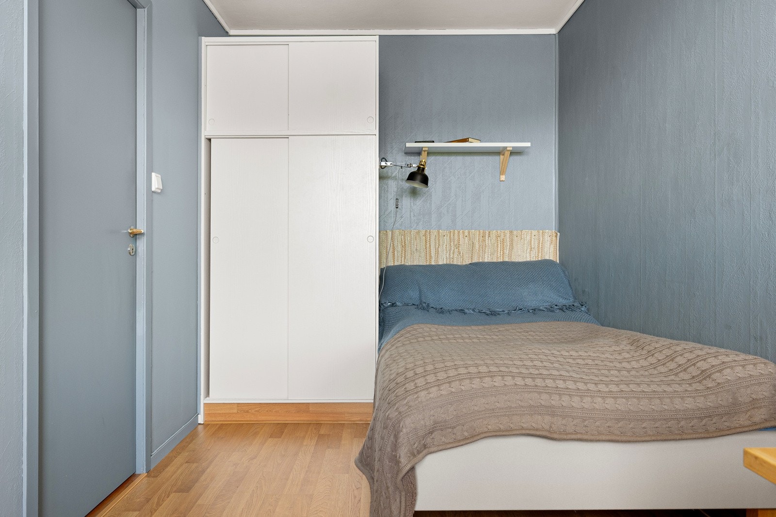 Soverommet er ca. 10 kvm og har plass til seng, garderobeskap og kontorløsning. Galleribilde