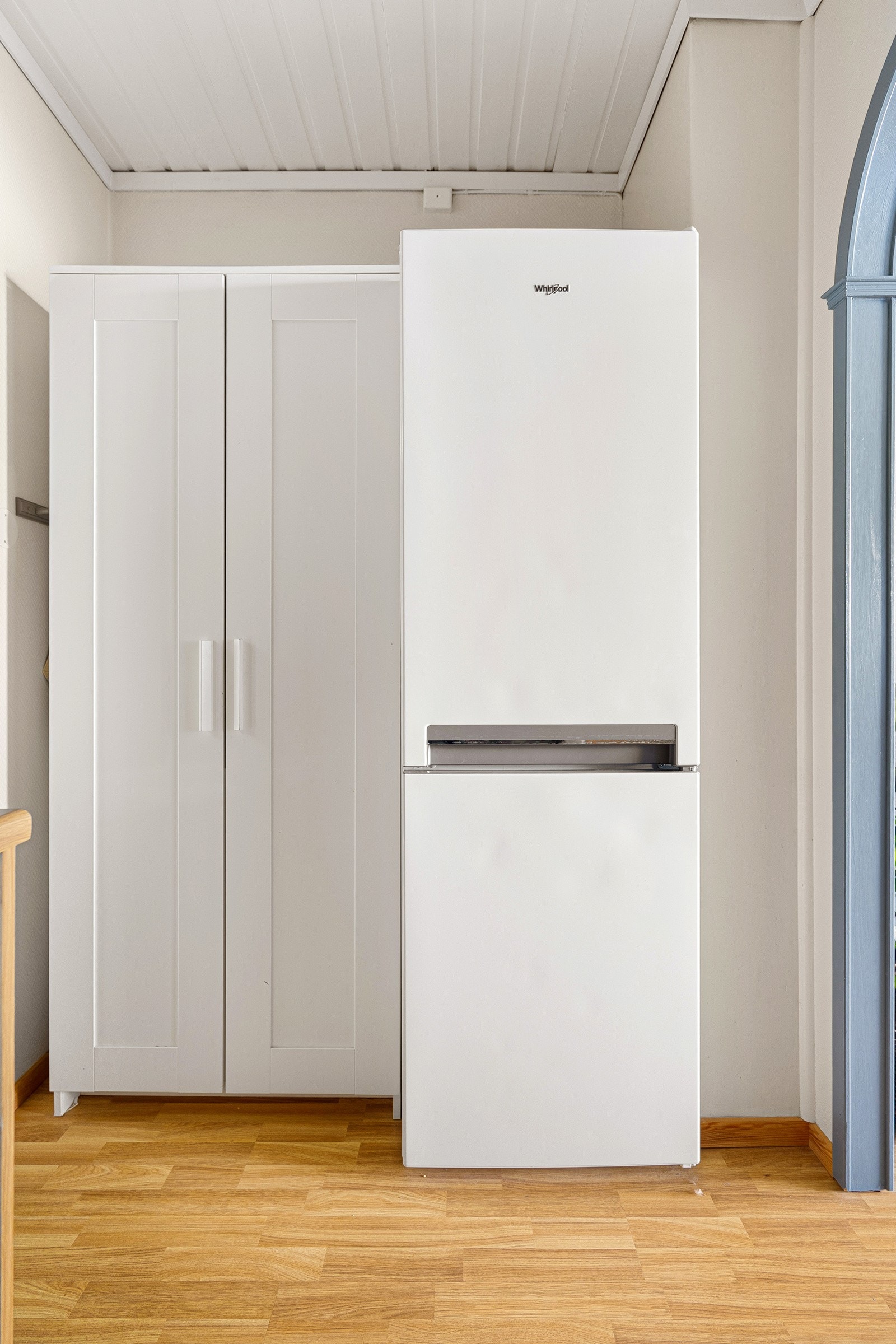 I tilknytning til kjøkkenet er det plass til kjøleskap og oppbevaringsløsning. Galleribilde