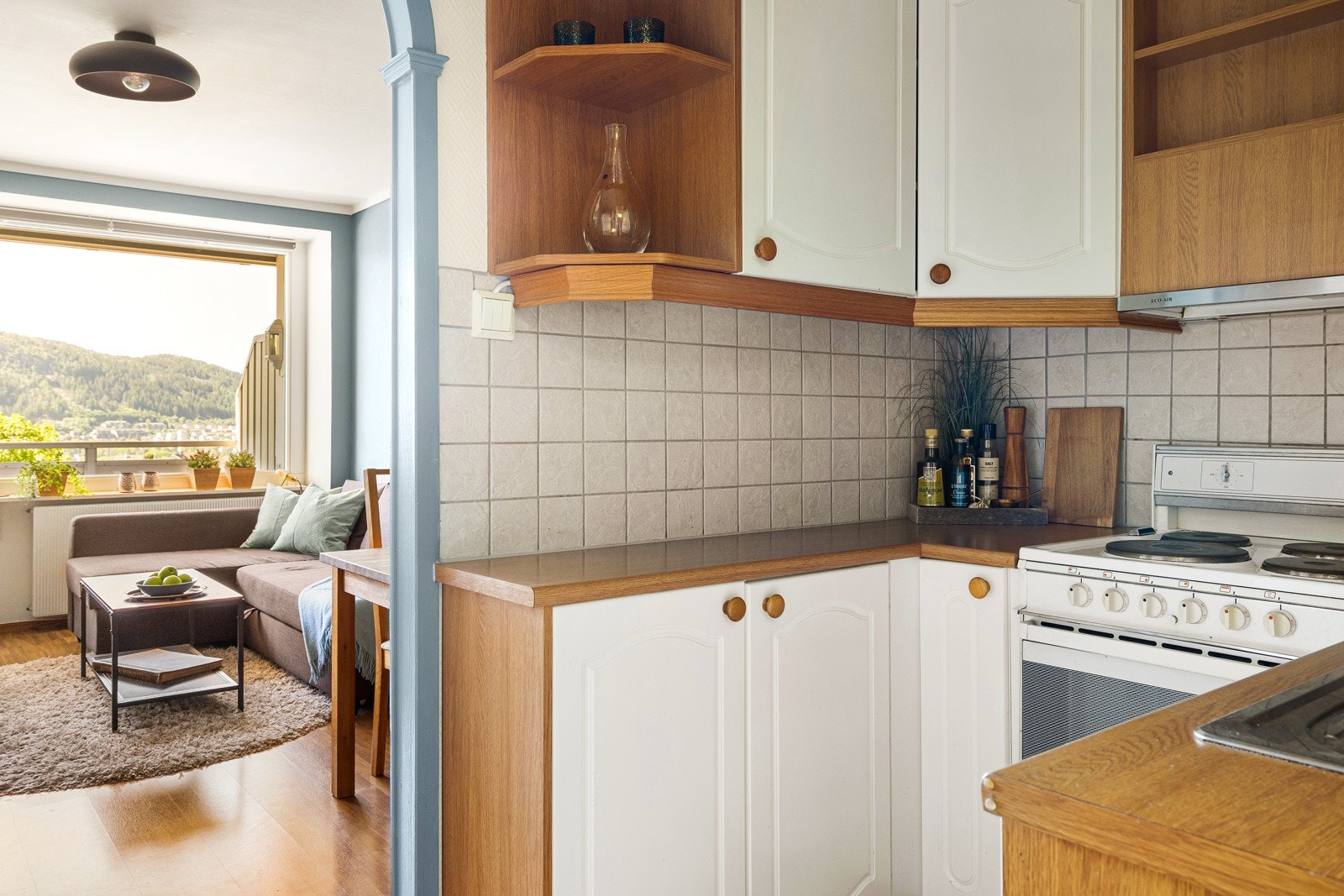 Komfyr og kombikjøleskap medfølger i handelen. Galleribilde