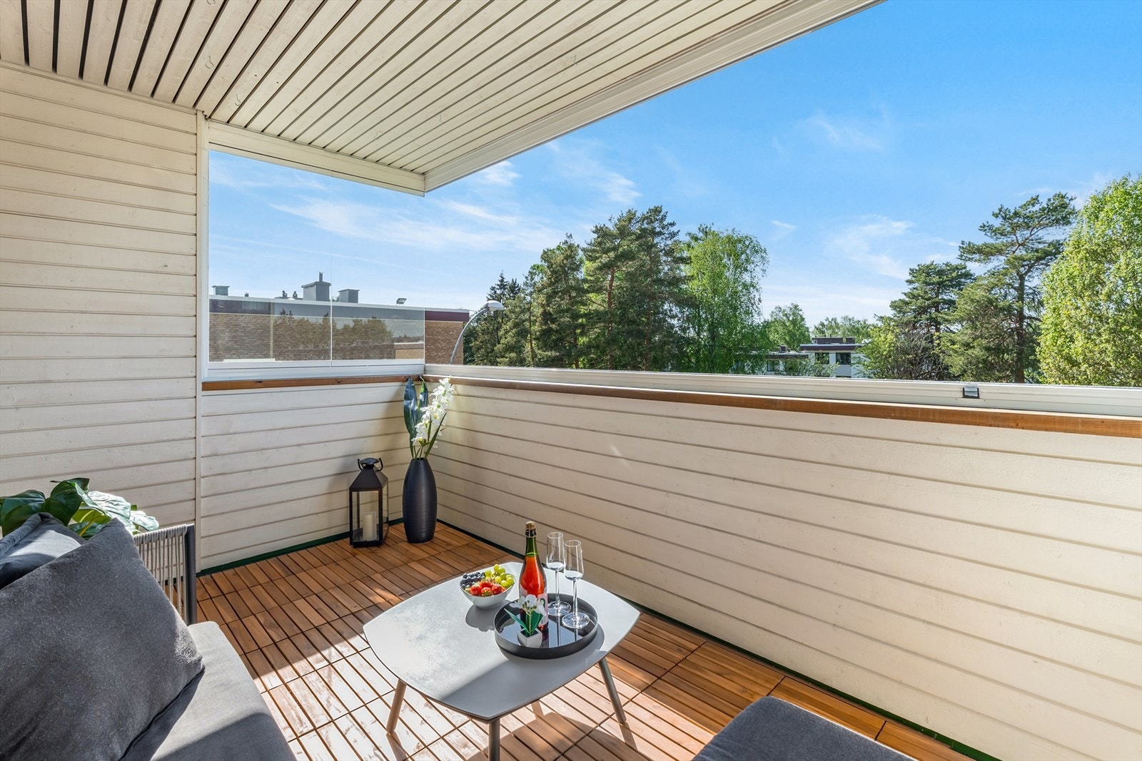 Innglassing med skyvbare glassfelter. Her er det god plass til utemøblement og grill. Det er tillatt å grille med elektrisk- eller gassgrill. Galleribilde