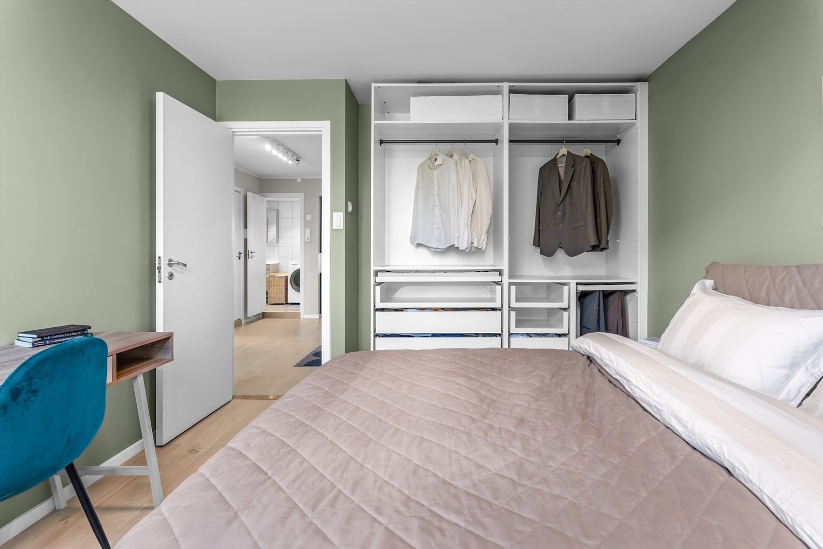 Begge soverommene er malt i en lun og tidsriktig farge. Galleribilde
