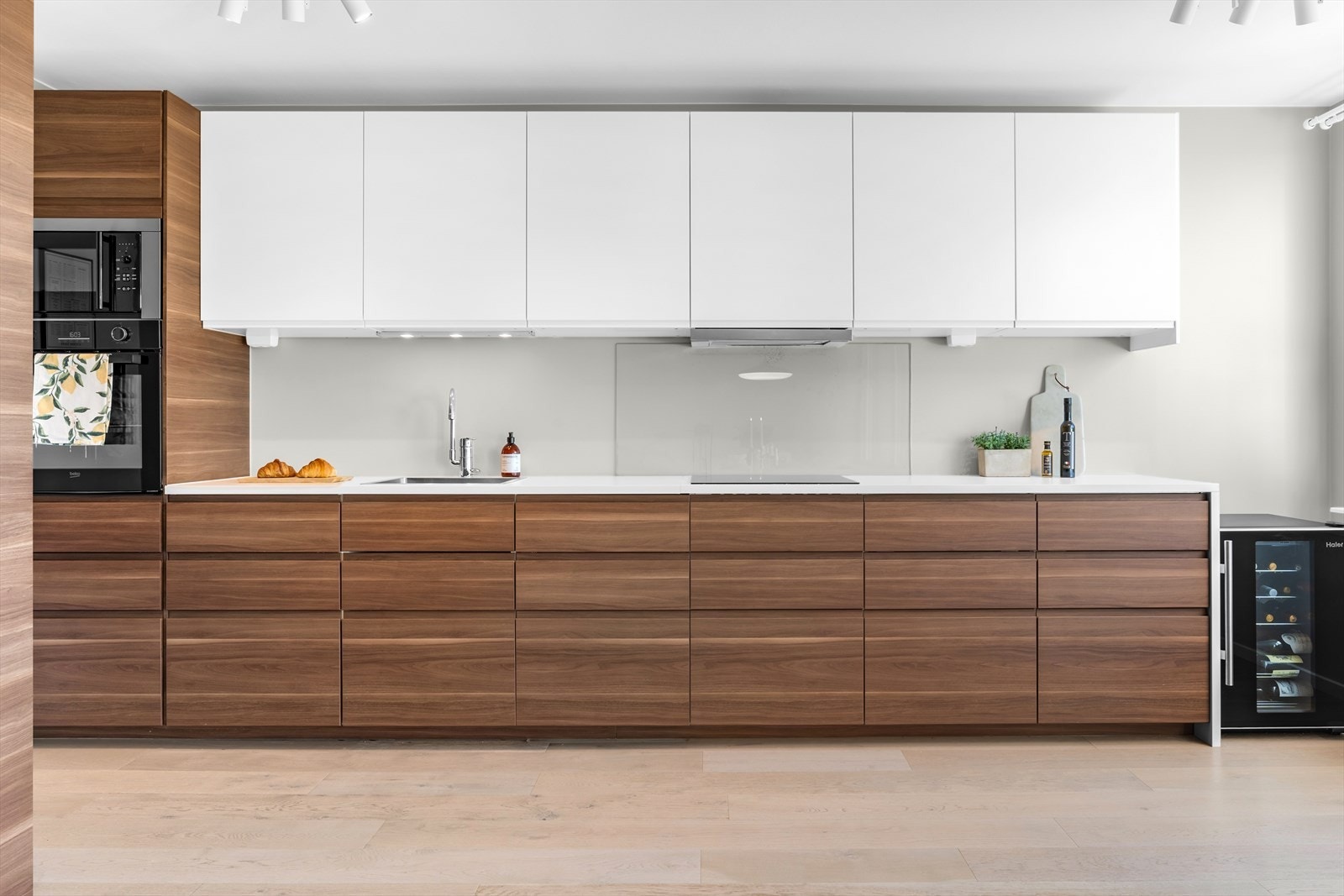 Lekker kjøkkeninnredning levert fra IKEA i 2016. Kjøkkenet byr på god skap- og benkeplass. Galleribilde
