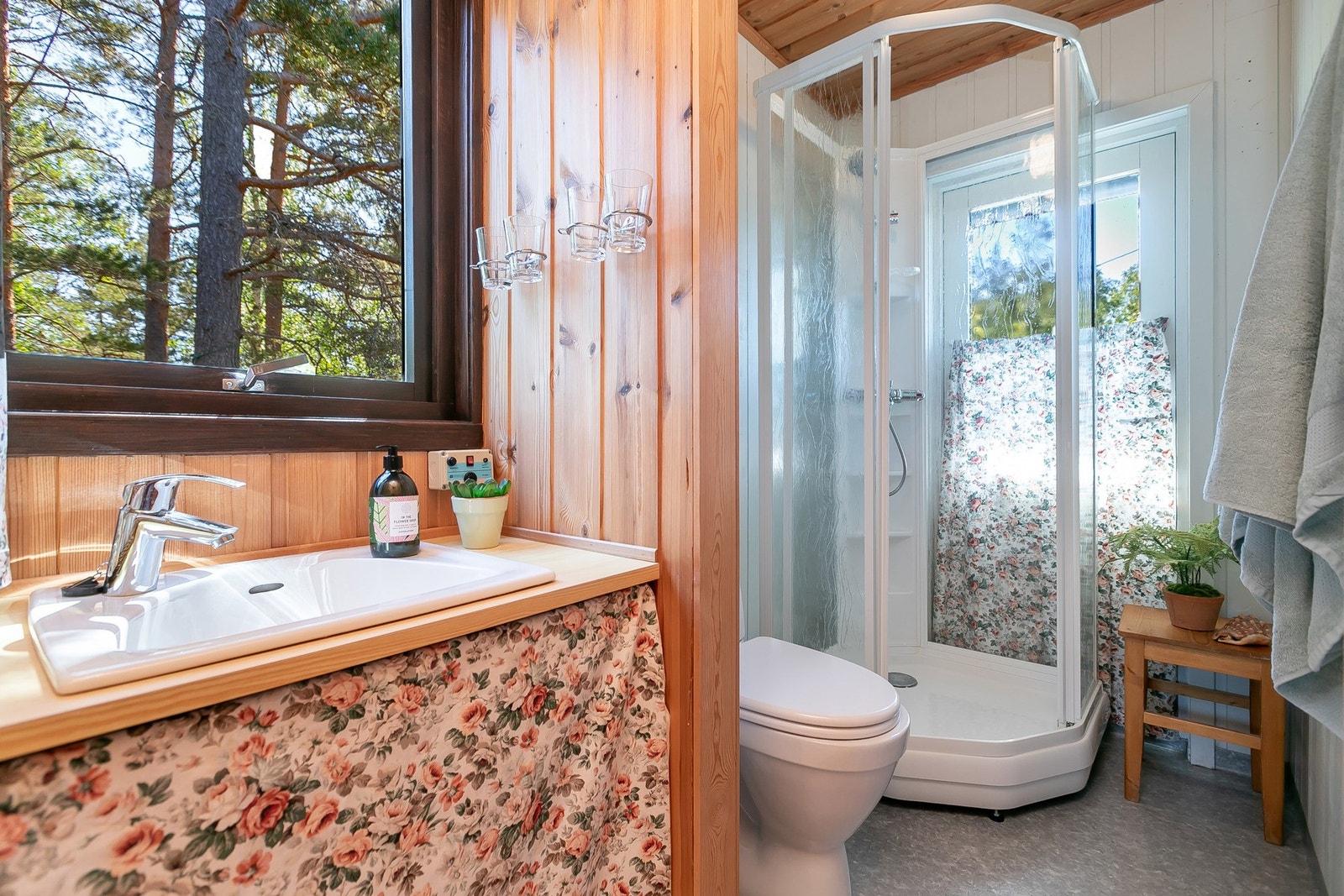 Det er innlagt vann/avløp til det offentlige via vannlag. Galleribilde