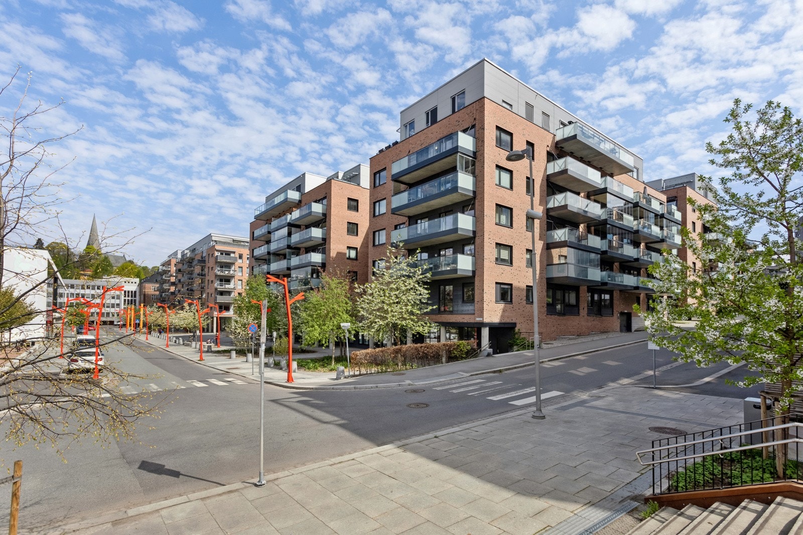 Fin og sentral beliggenhet med nærhet til vannspeilet og flotte opparbeidede fellesområder. Galleribilde