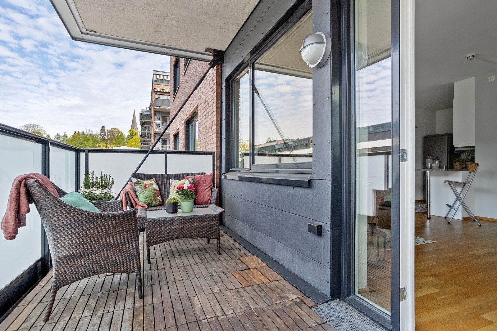 Balkong med tremmegulv, utebelysning og strømuttak. Galleribilde