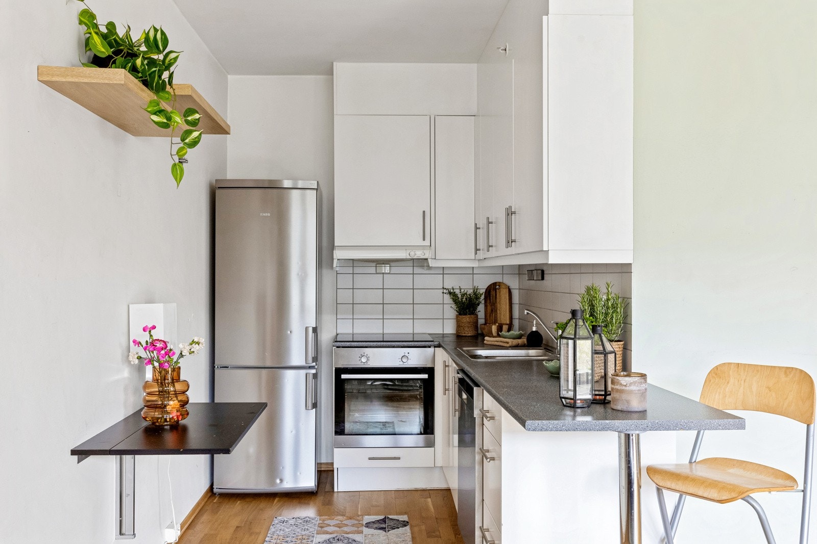 Lyst og velfungerende kjøkken med intergrert stekeovn og koketopp. Opplegg for oppvaskmaskin. Galleribilde