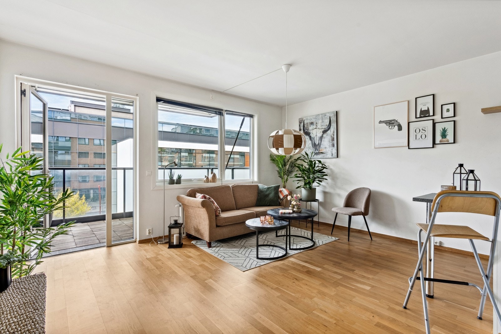 Stue med vindusflater som gir godt med lys inn. Galleribilde