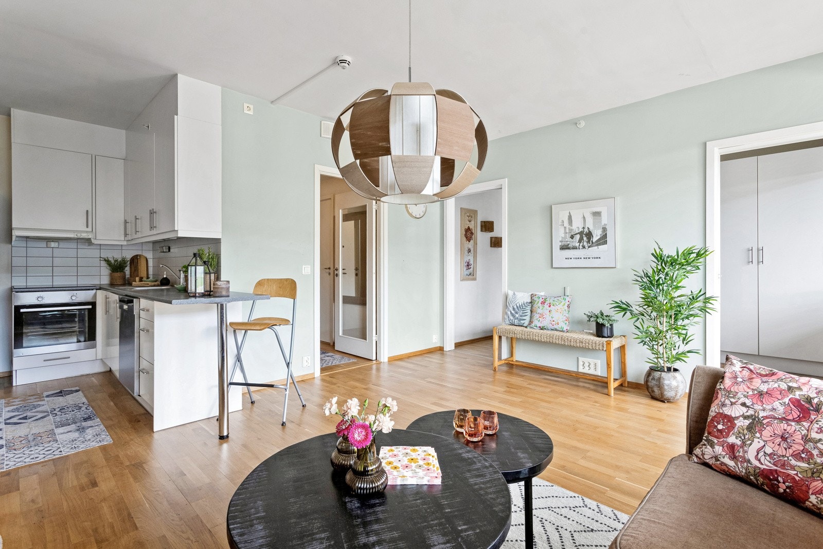 Åpen og lys stue med flere innredningsmuligheter. Galleribilde