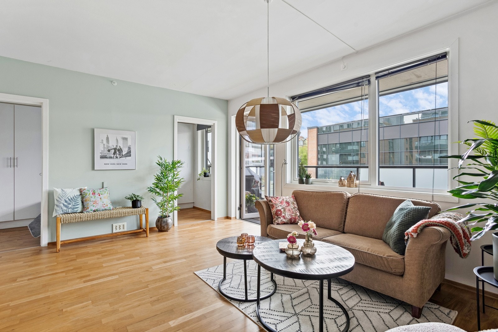 Stue med utgang til stor, solrik balkong. Galleribilde