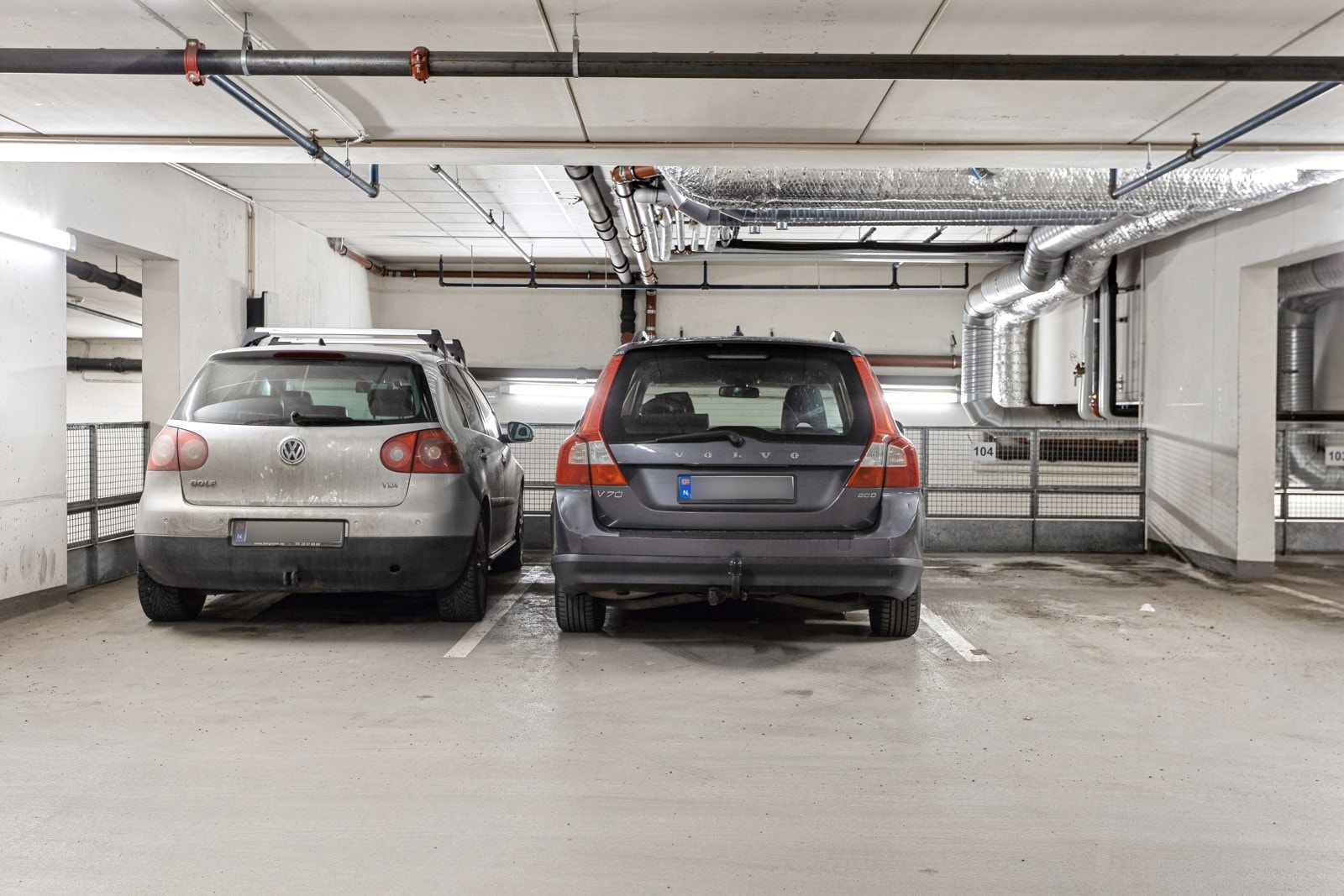 Garasjeplass i felles garasjeanlegg medfølger. Galleribilde