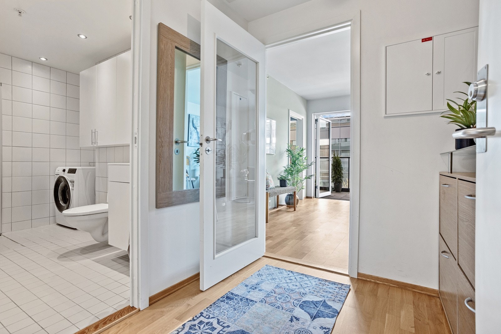 Romslig og fin entré brann- og lydklassifisert entredør. God plass til skoskap, kommode mm og oppheng av yttertøy. Dørcalling med åpner. Galleribilde