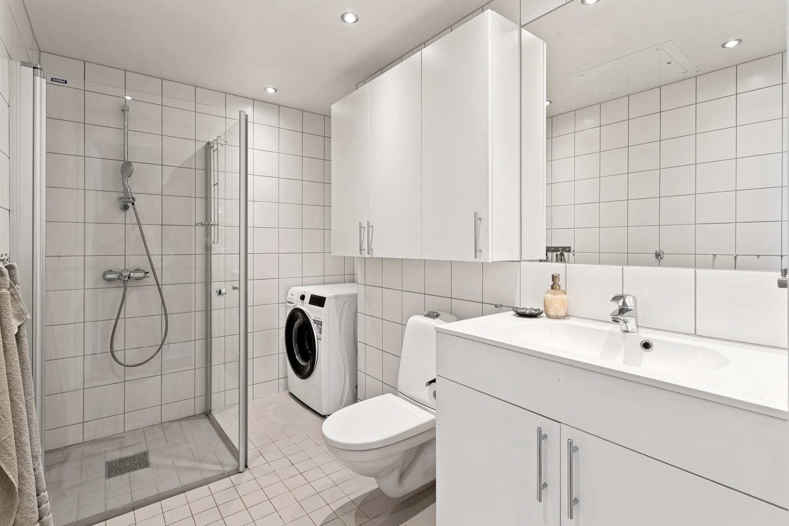 Pent baderom fra 2018 med elektriske varmekabler i gulv og downlights i himling. Galleribilde