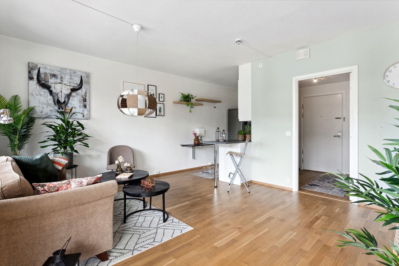 Åpen og lys stue med flere innredningsmuligheter. Galleribilde