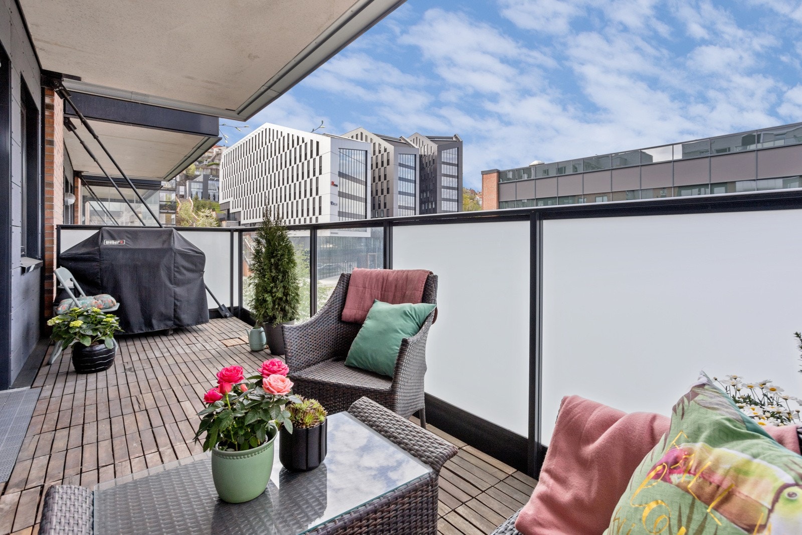 Balkongen er av god størrelse med plass til utemøbler, grill, planter mm. Galleribilde