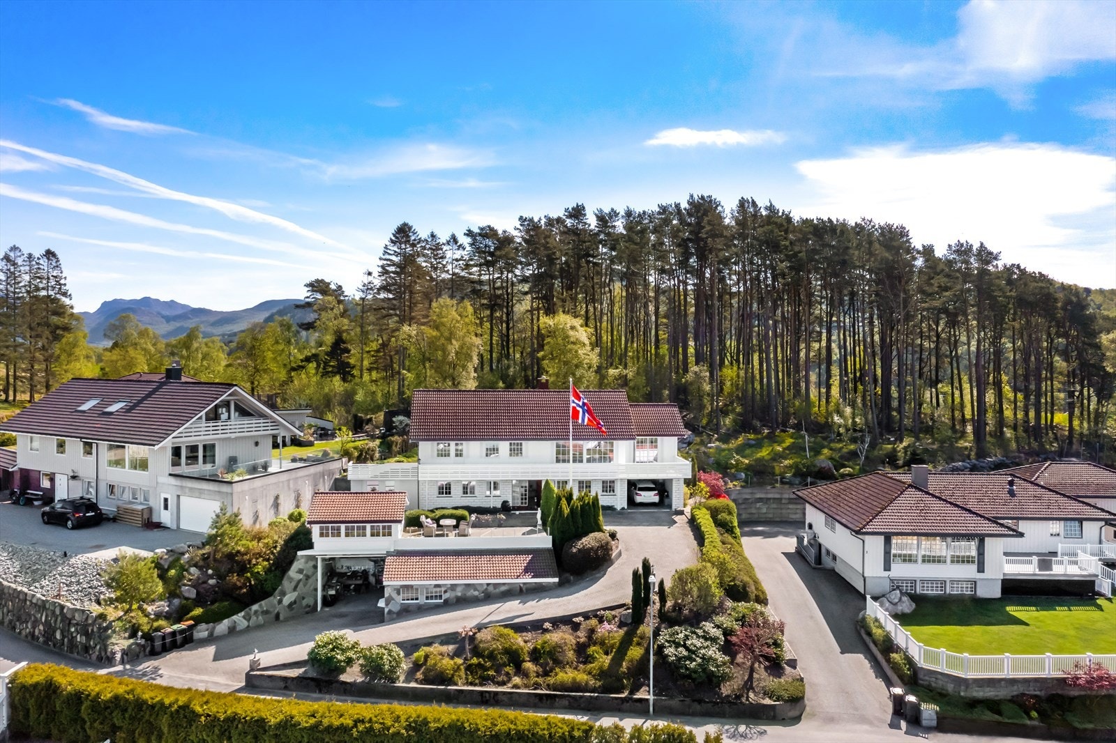 Eiendommen ligger fint til i Århaugvegen. Det er friområdet på oppsiden av huset noe som fører til at eiendommen kun har boliger innpå seg på to sider. Galleribilde