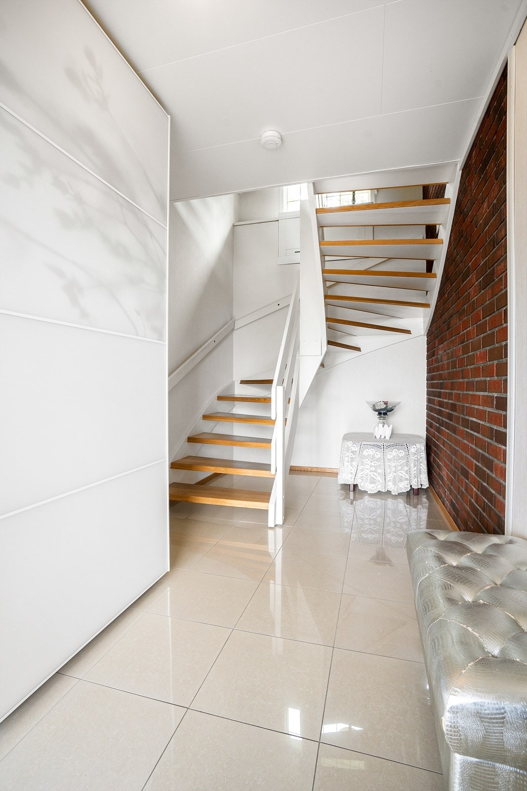 Trivelig entrè som ønsker deg velkommen inn og man har god plass til å henge fra seg yttertøy og sko. Galleribilde