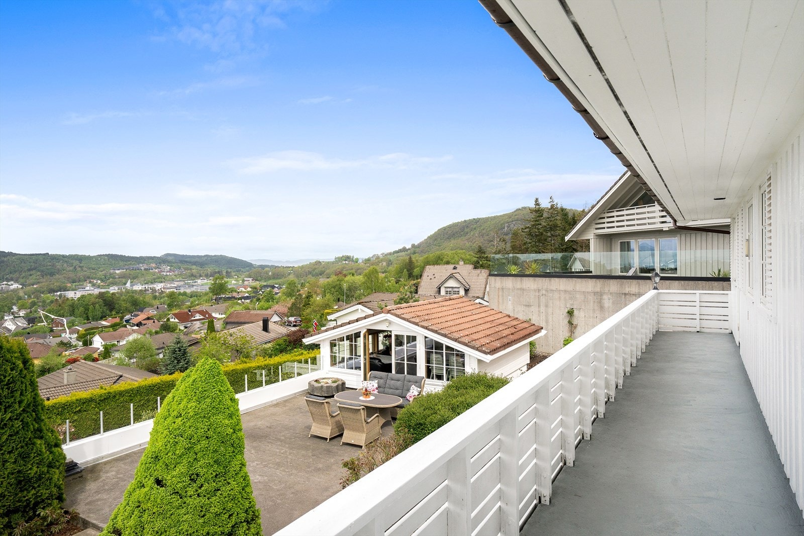 Eiendommen har hagestue, terrasse og flotte uteområder. Galleribilde