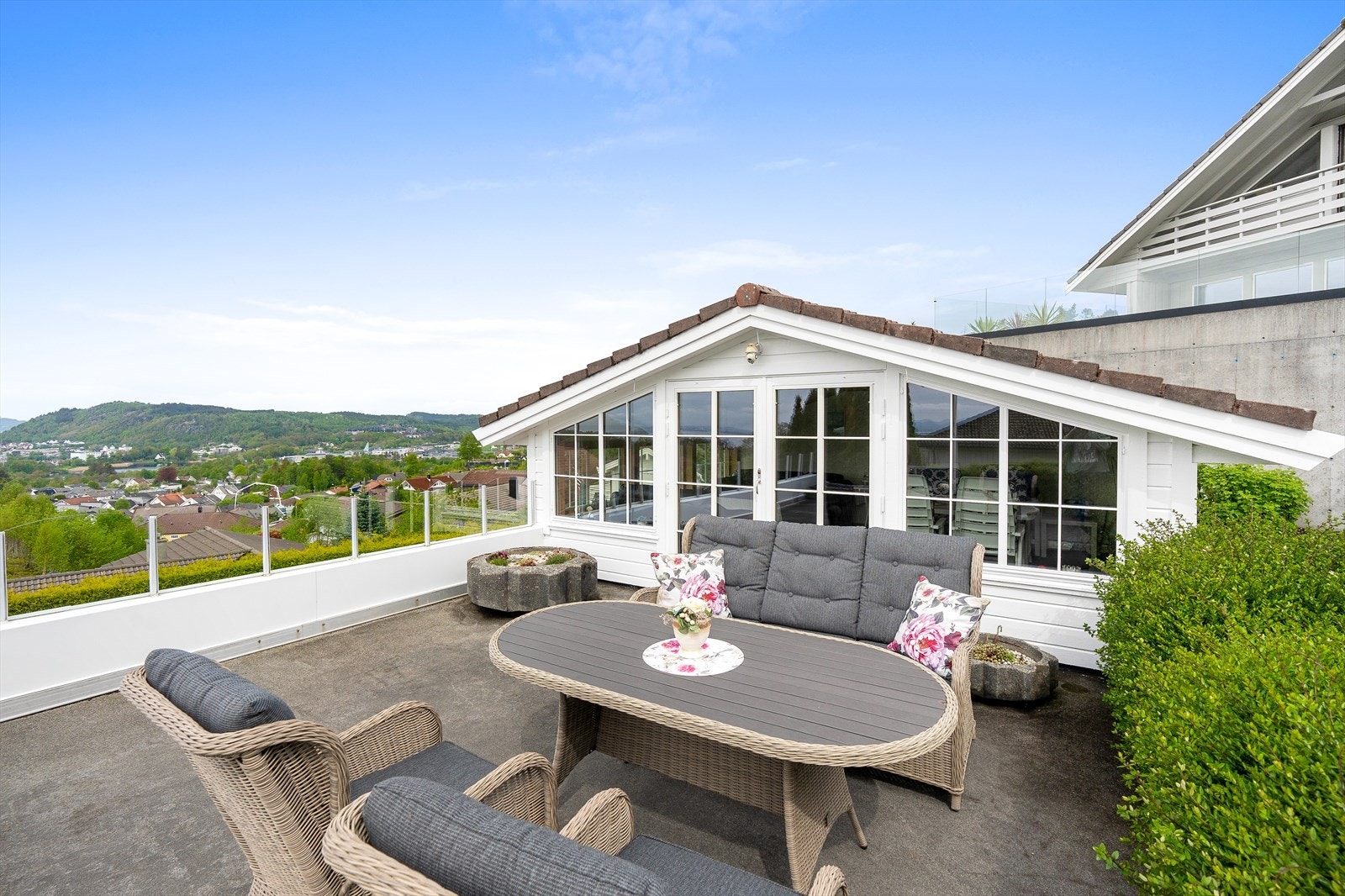 Her har man virkelig god plass til å invitere hele storfamilien og gjester til grillkos. Galleribilde
