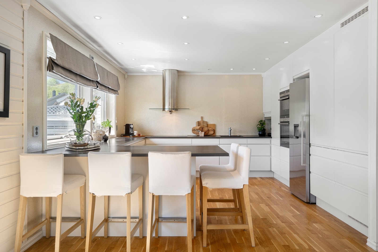 Moderne kjøkken fra Sigdal med god plass til sittegruppe ved kjøkkenbenk. Galleribilde