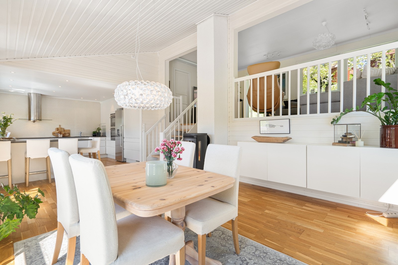 Lys og åpen stue med god takhøyde og store vindusflater som gir rikelig med naturlig lys. Galleribilde