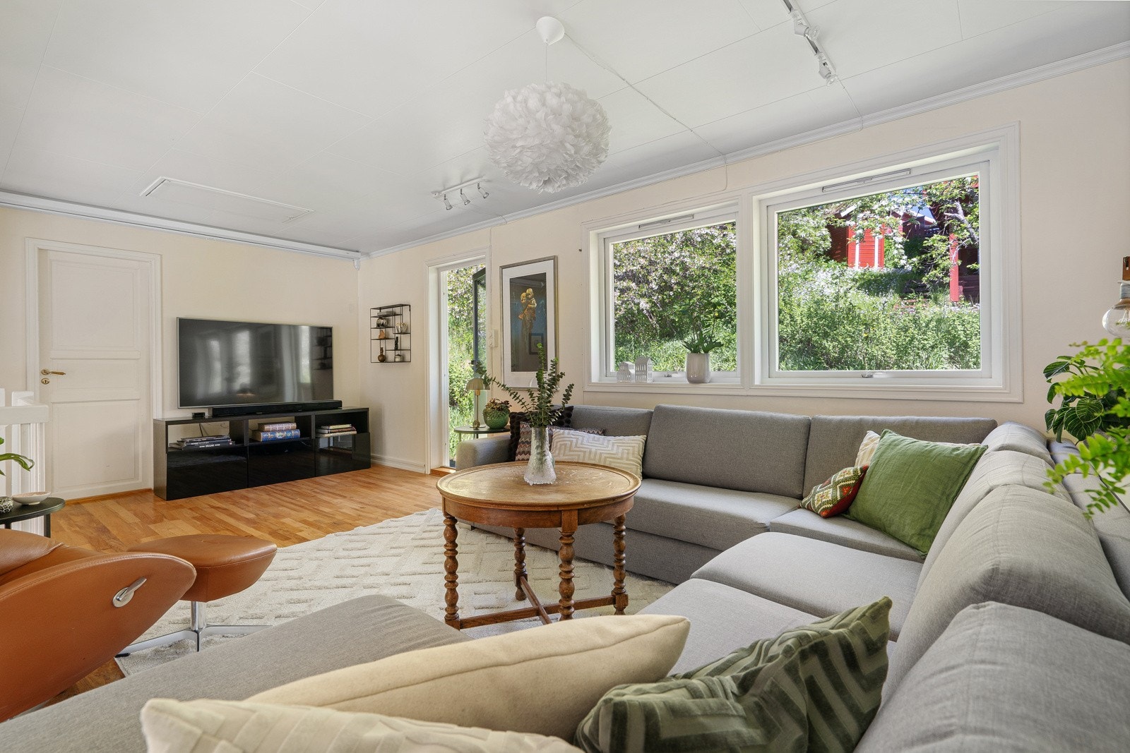 Fra stuen er det direkte utgang til boligens uteområde. Galleribilde