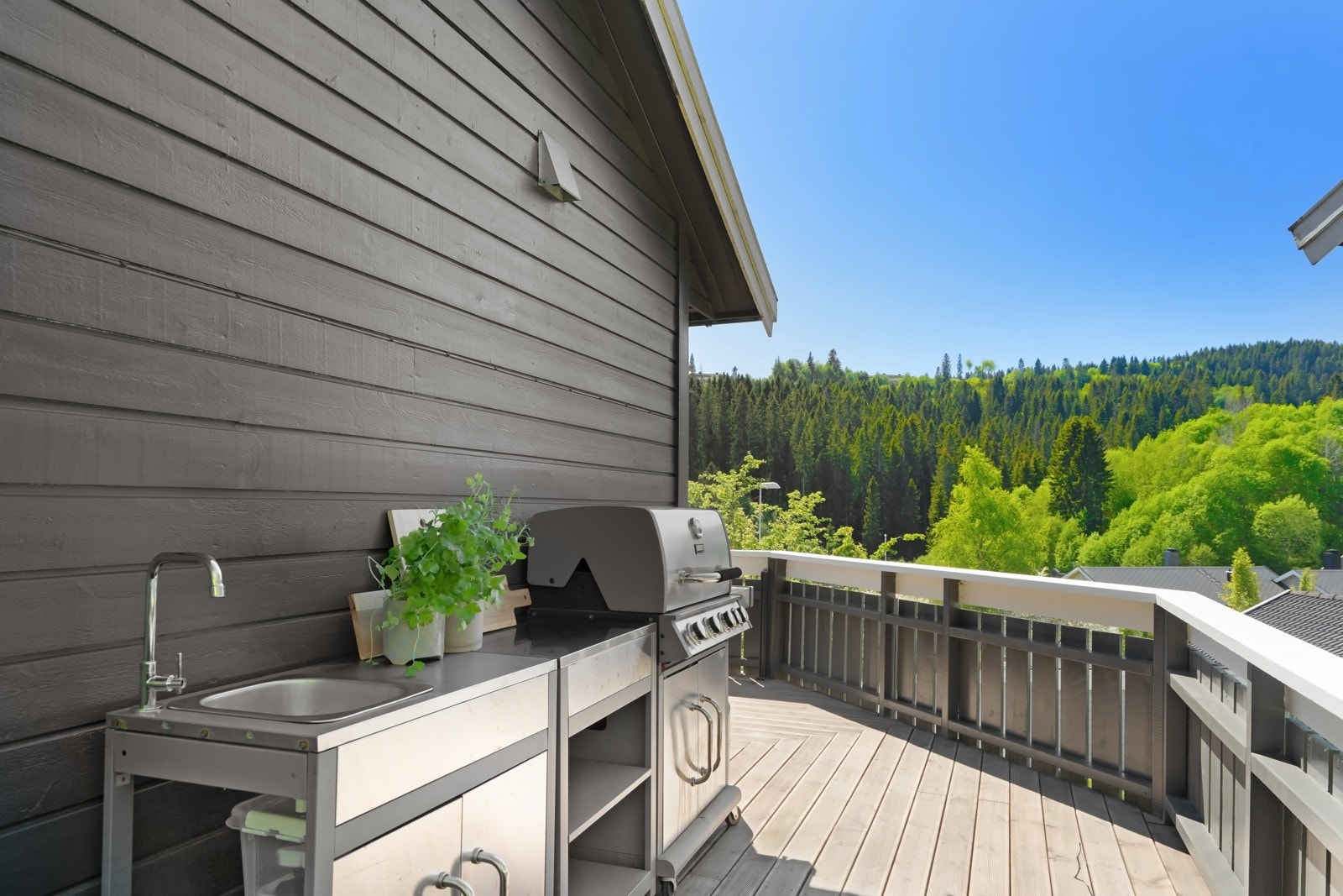Balkongen har god plass til både utekjøkken og grill. Galleribilde