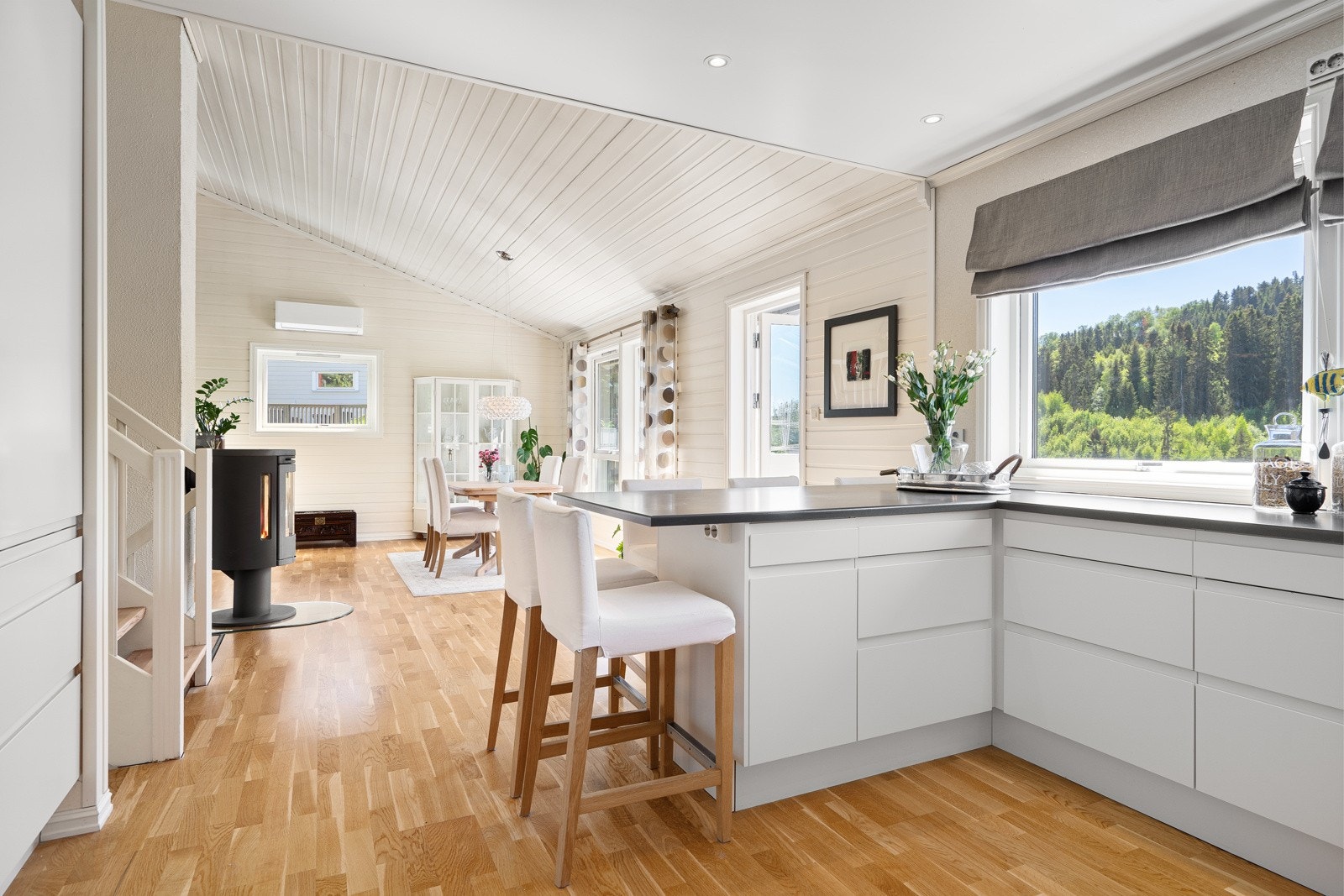 Kjøkkenet er utstyrt med en kjøkkenhalvøy som kan brukes til både matlaging og sosialt samvær. Galleribilde