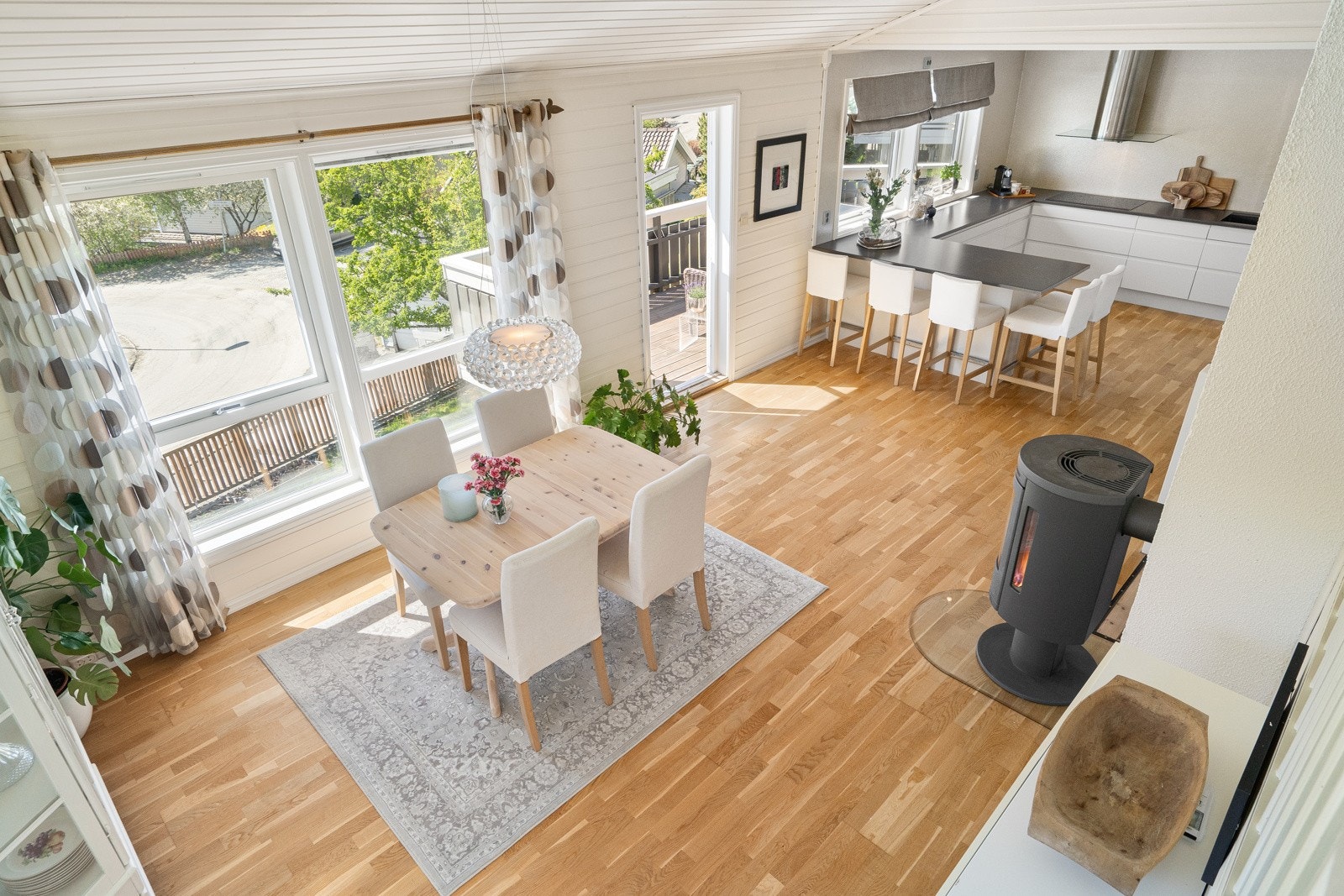 Stueområdet er av god størrelse, og man kan innrede med flere spisegrupper. Galleribilde
