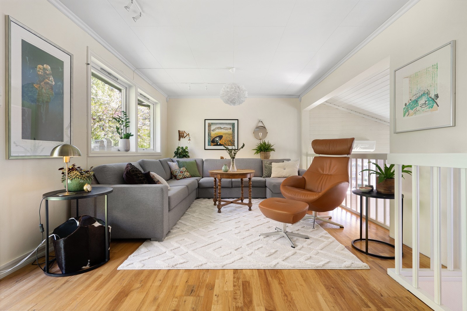 Stuen er delvis adskilt fra resten av etasjen, som passer perfekt om man vil innrede tv-stue! Galleribilde