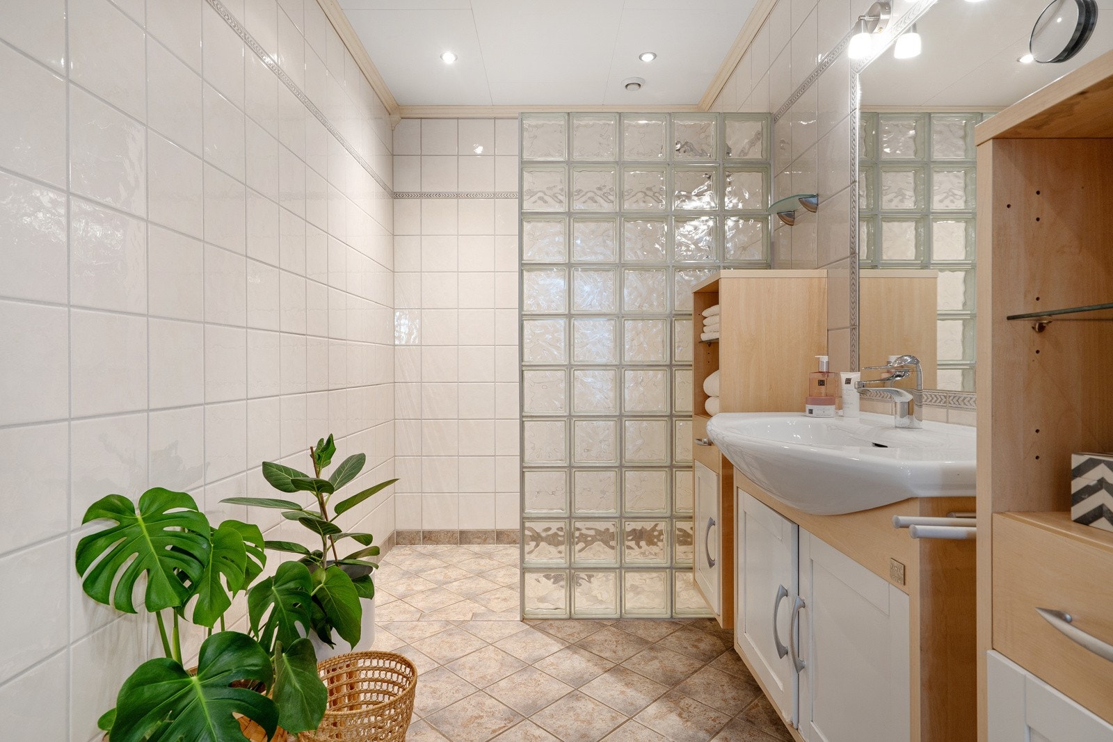 Romslig og flislagt baderom. Galleribilde