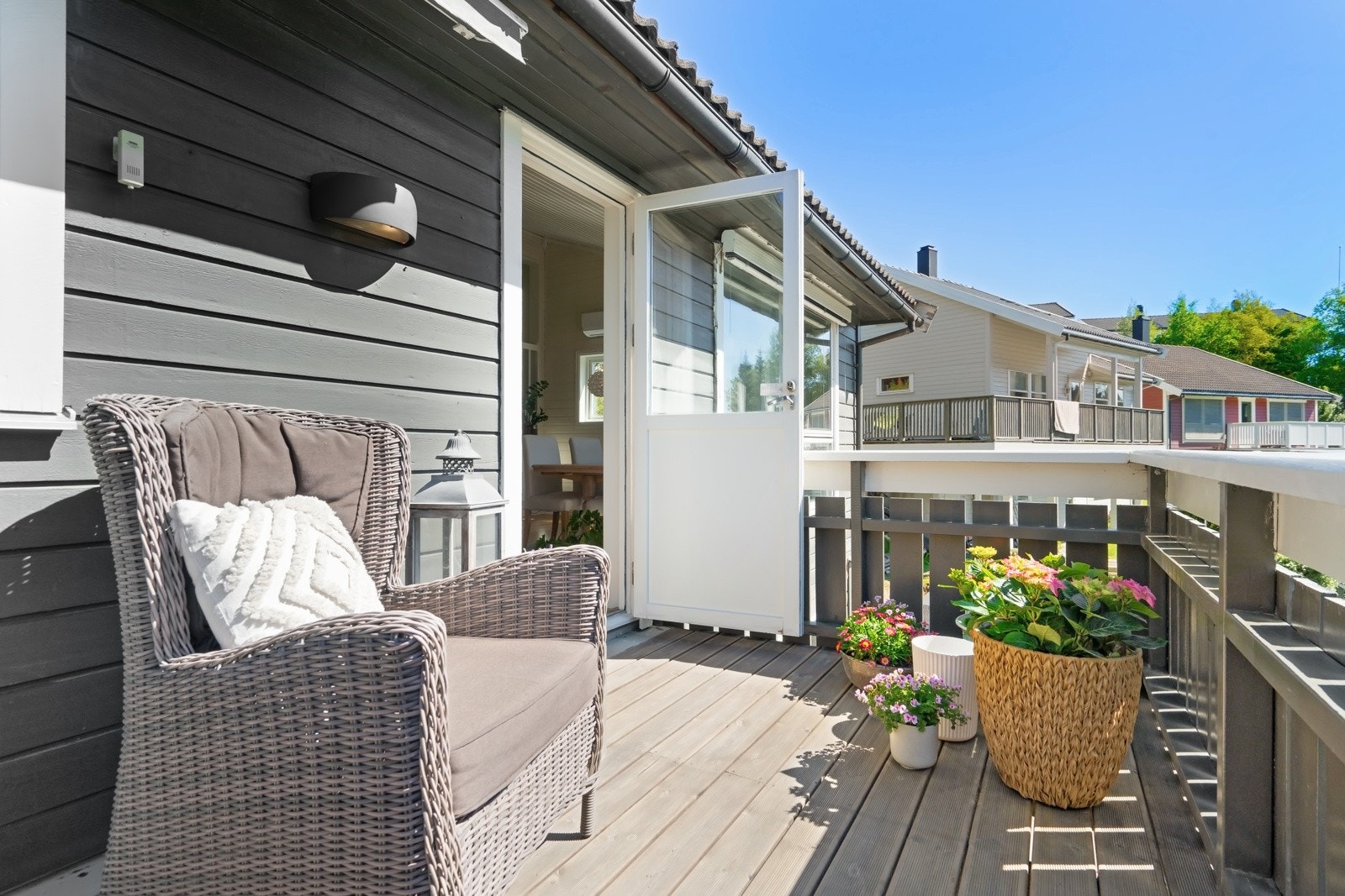 Stor balkong som kan innredes med ønsket utemøblement. Galleribilde