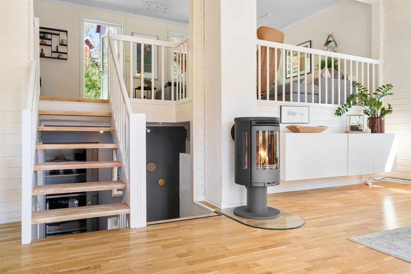 Boligen har en peisovn som varmer godt på kaldere dager. Galleribilde