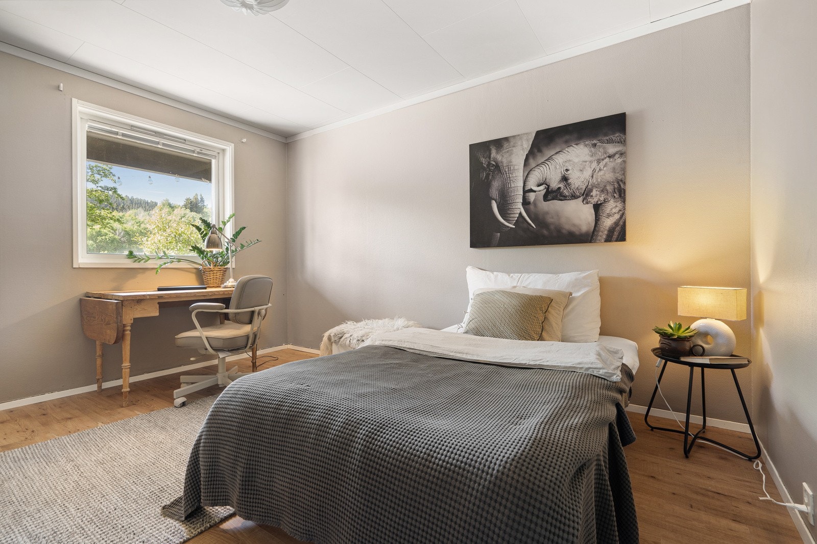 Soverom 2 er av god størrelse, og er malt i en lys og behagelig farge. Galleribilde