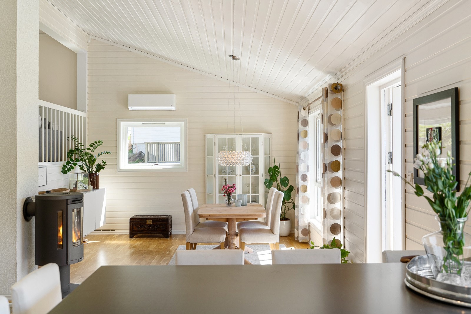 Spisestuen har meget god takhøyde, som gir stuen et større og luftigere inntrykk. Galleribilde