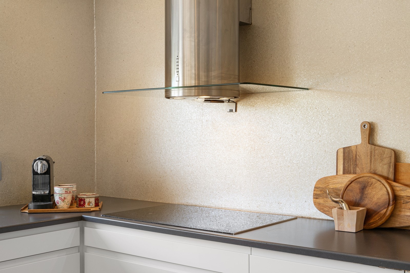 Kjøkkenet har integrerte hvitevarer. Galleribilde