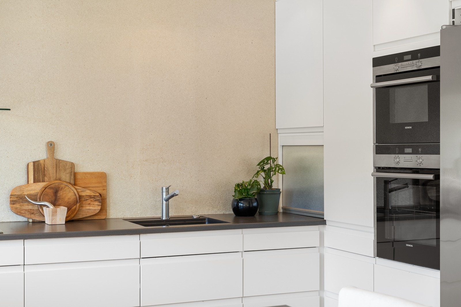 Kjøkkenet har rikelig med skap, skuff og benkplass. Galleribilde