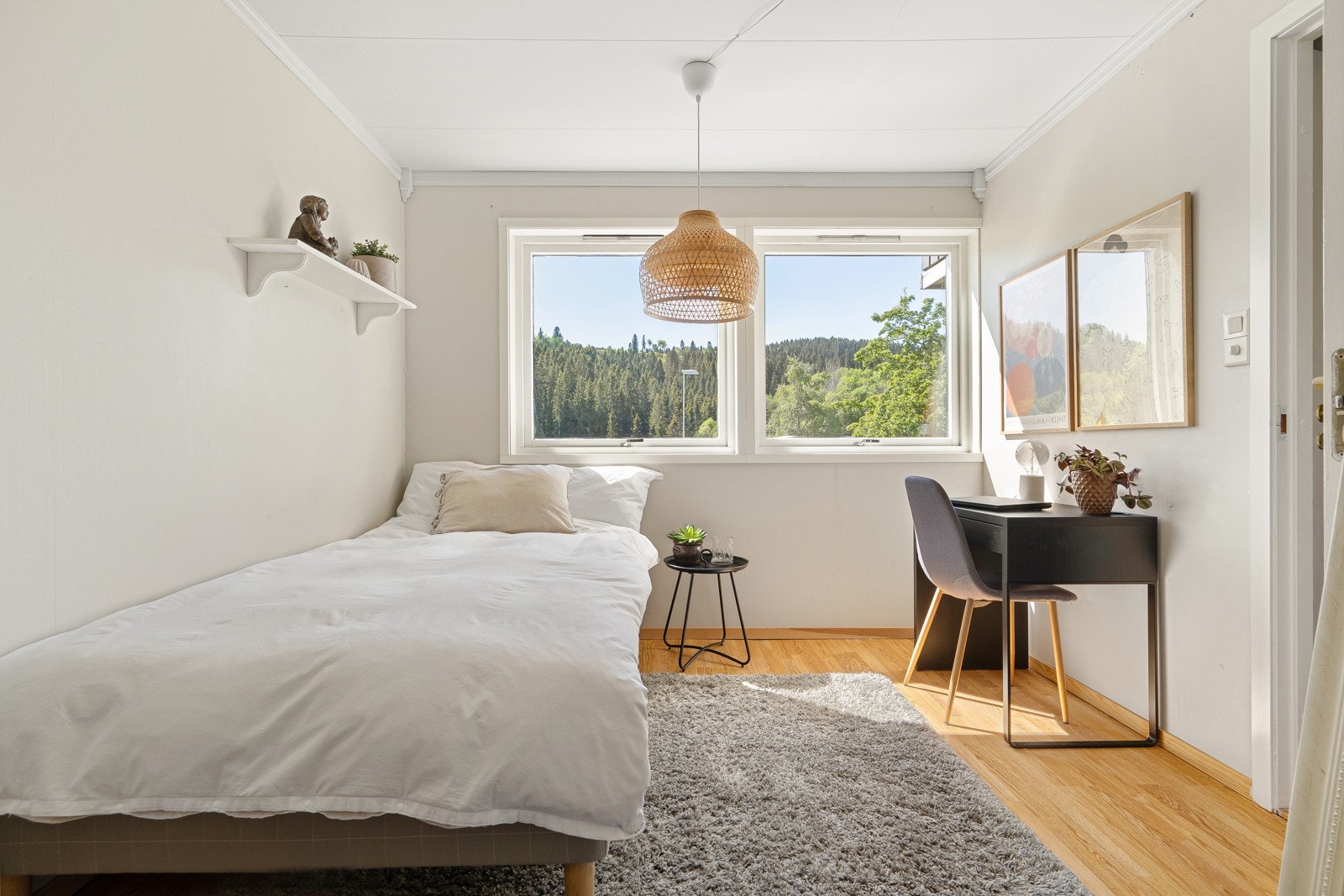 Soverom 1 - Lyst og innbydende soverom med god plass til seng og tilhørende møblement. Galleribilde