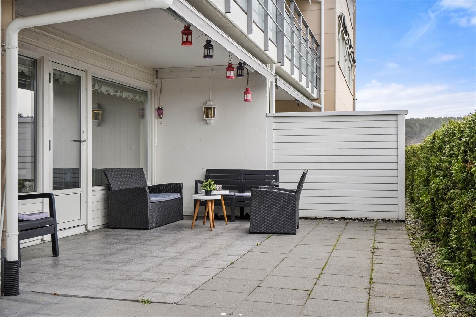 Boligens terrasse er på hele 36 m². Dekke er belagt med fliser og steinheller. Galleribilde