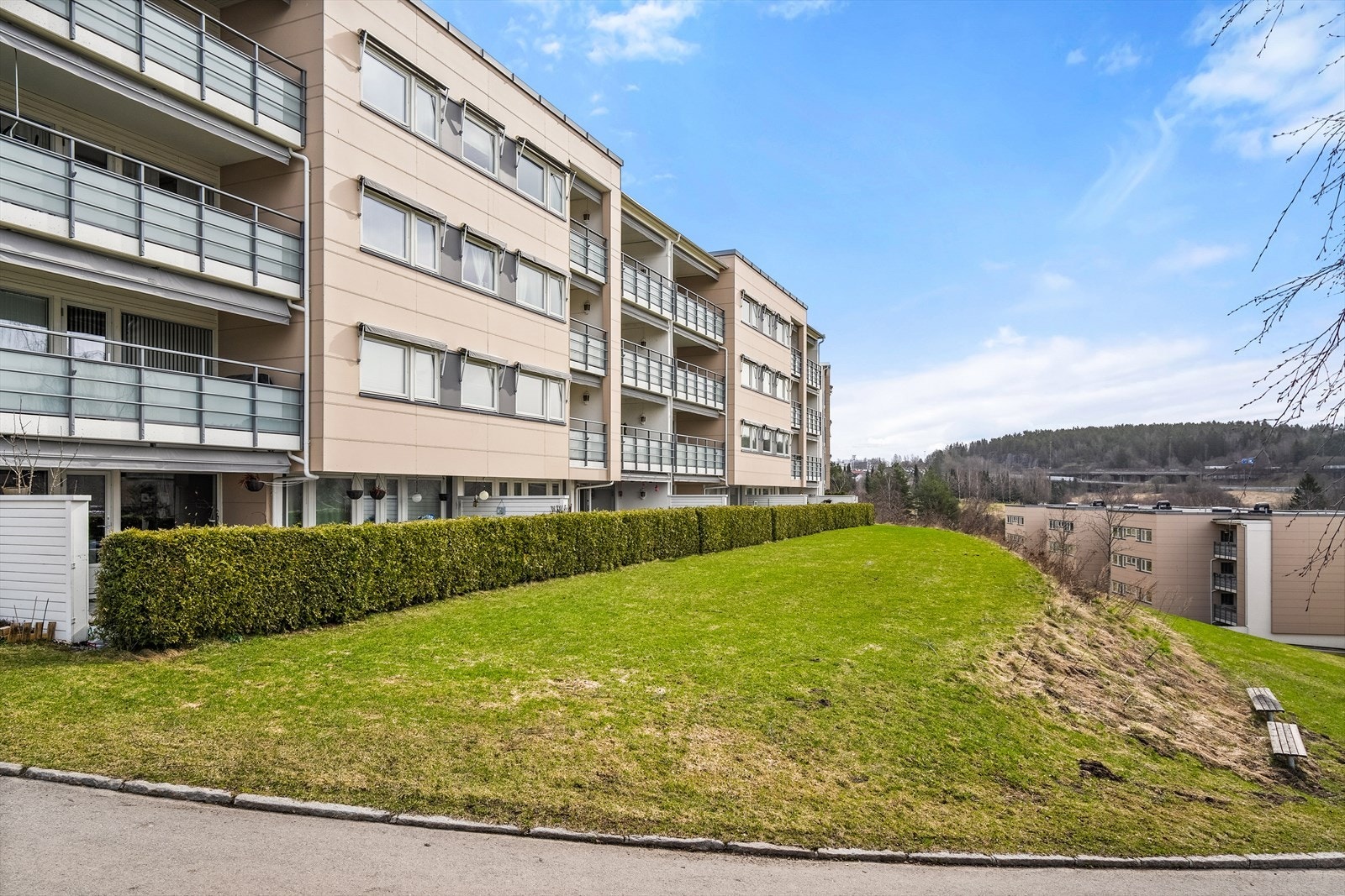 Fine grøntområder rett utenfor - Barnevennlig Galleribilde