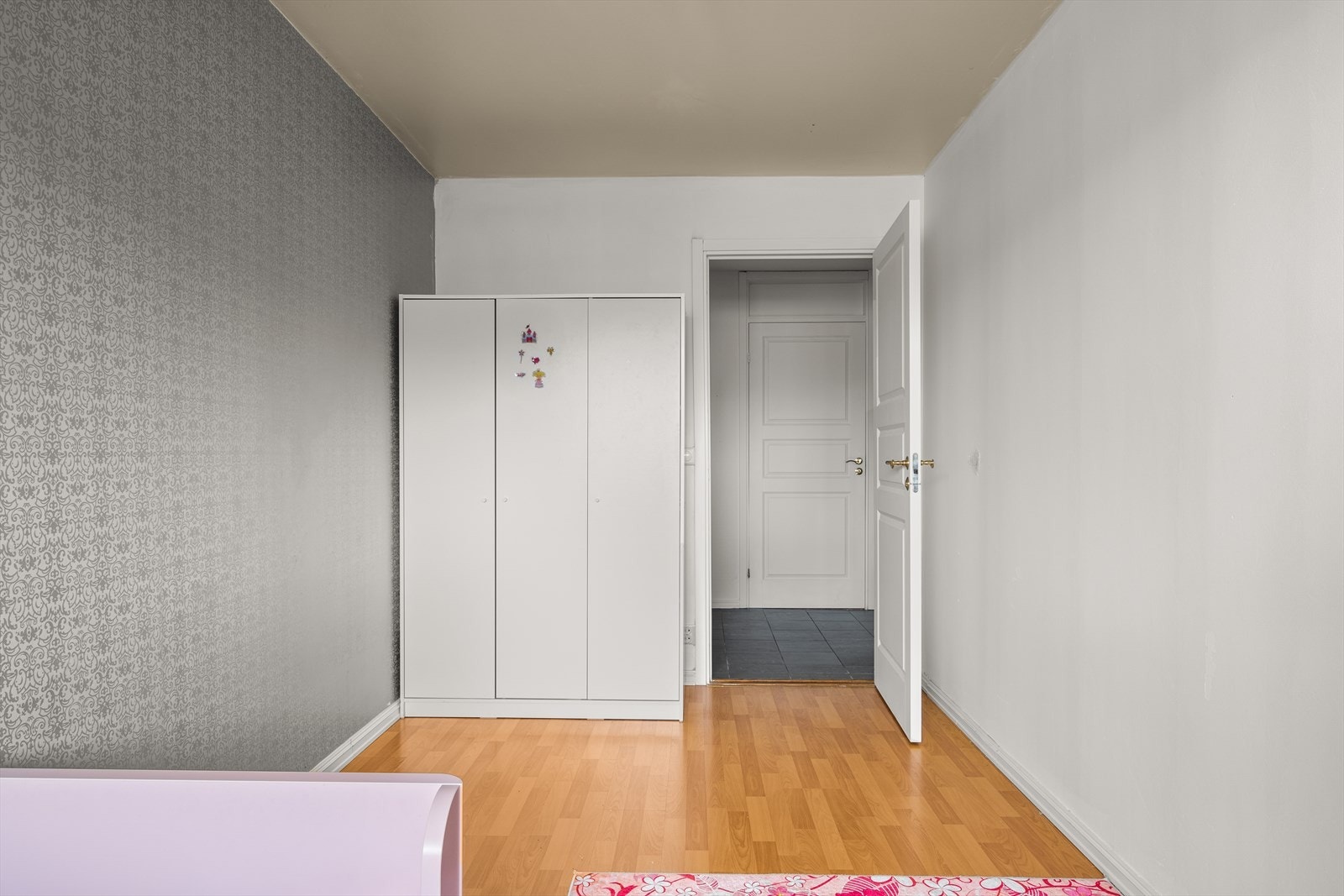 Garderobeskapene medfølger boligen. Galleribilde