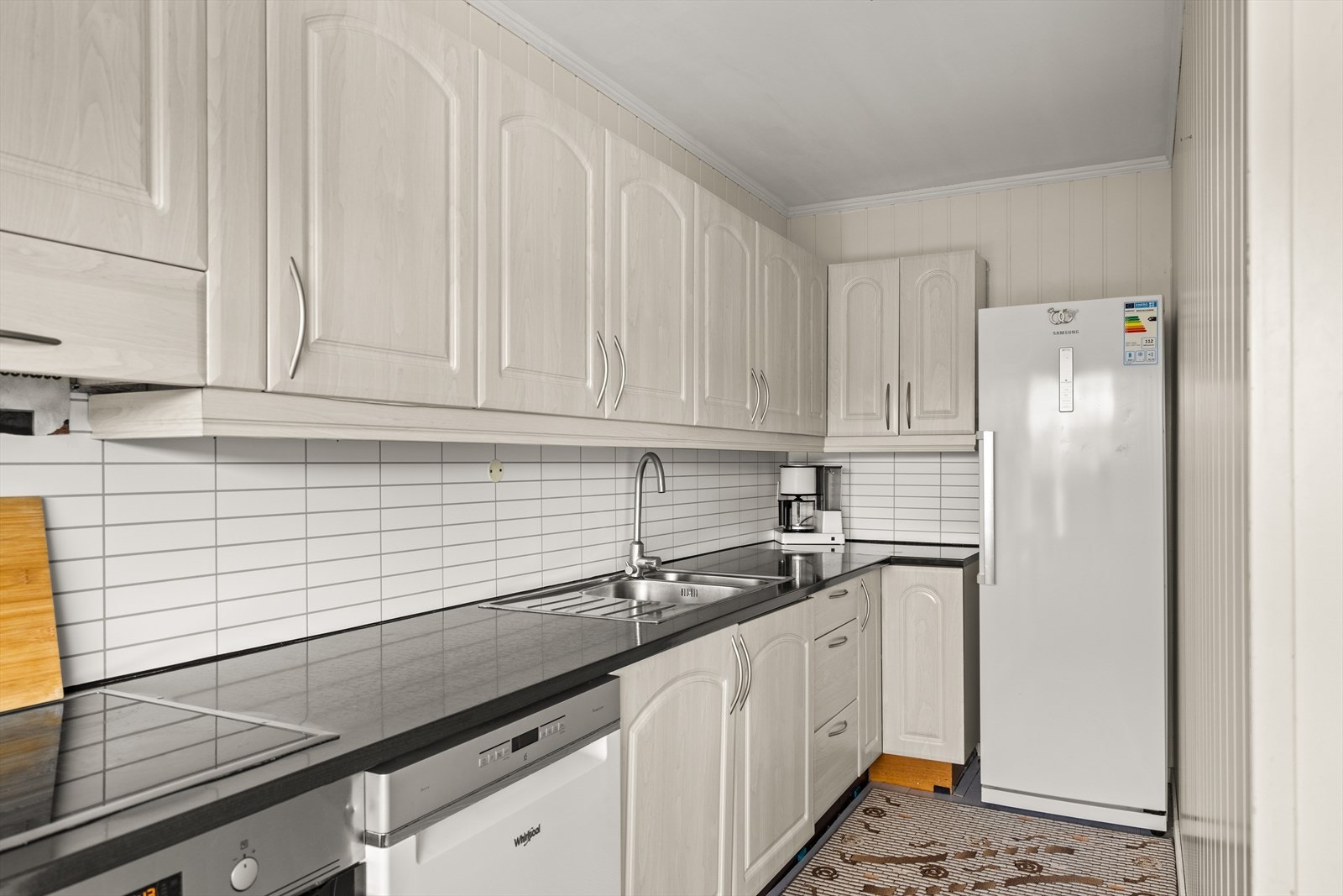 Boligens kjøkken er skjermet fra stuen. Det er mulig å ha en åpen kjøkken- og stueløsning dersom ønskelig. Galleribilde