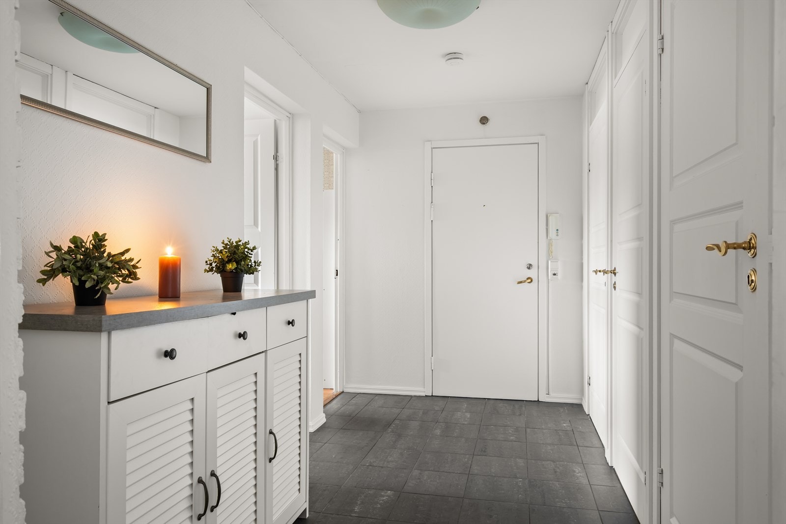 Stor og lys entre - Velkommen inn! Galleribilde